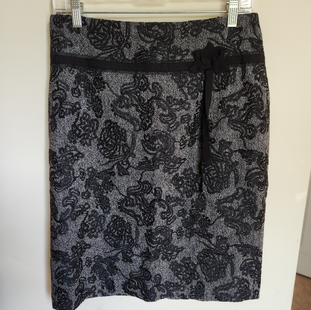 Ann Taylor Black and Gray Lace Design Pencil Skirt With Ribbon Detail Size 6